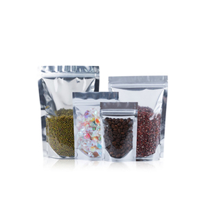 Стоящая алюминиевая фольга и прозрачная сумка на молнии